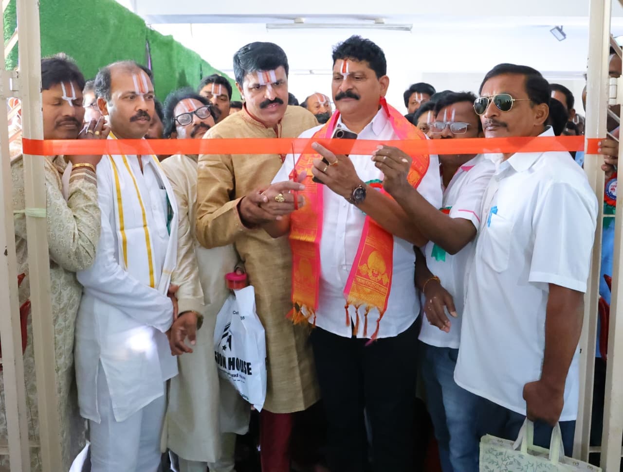 రక్తదాన శిబిరాన్ని ప్రారంభిస్తున్న ఎస్పీ శ్రీనివాస్ గారు.